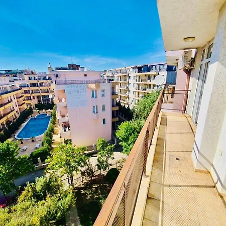 Vibes Flat 4 You, Sunny Σάνι Μπιτς