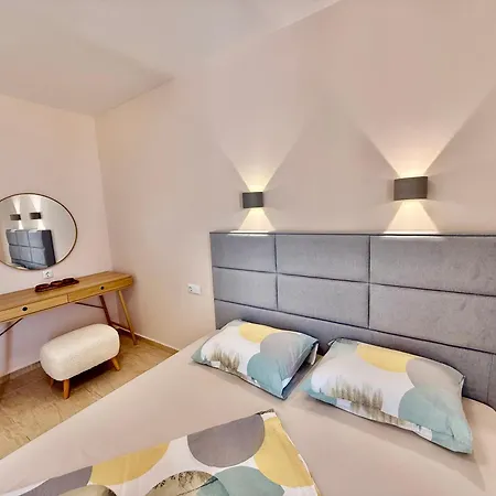 Vibes Flat 4 You, Sunny Sunny Beach