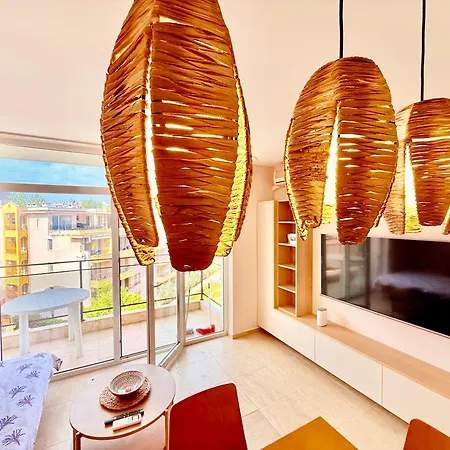Vibes Flat 4 You, Sunny Apartment